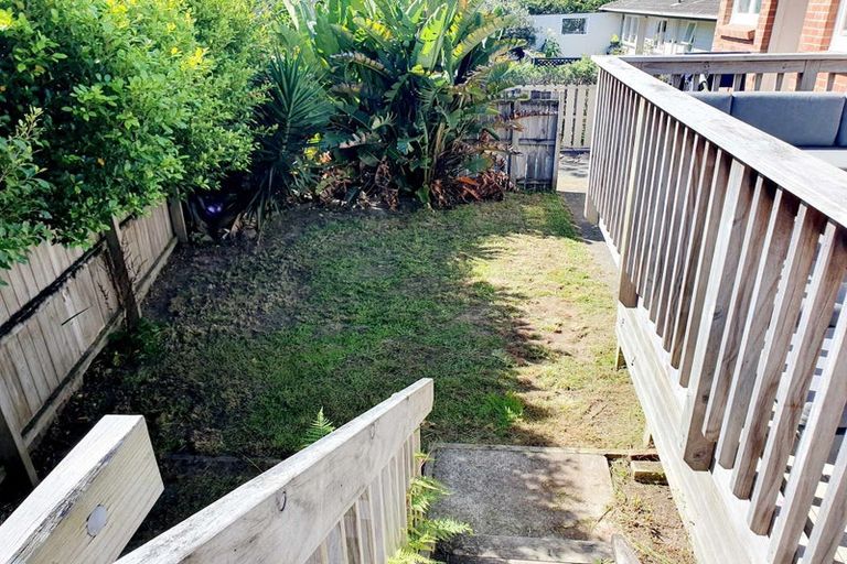 Photo of property in 8 Aplin Place, Birkdale, Auckland, 0626