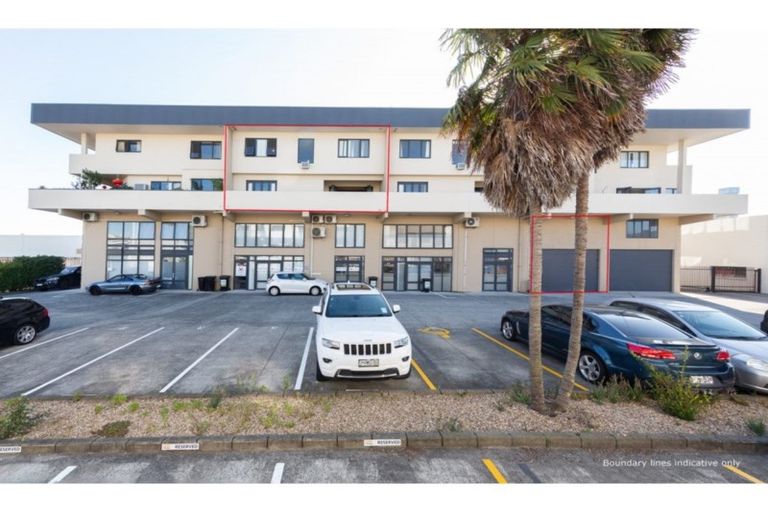 Photo of property in 10/11 Jack Conway Avenue, Manukau, Auckland, 2104