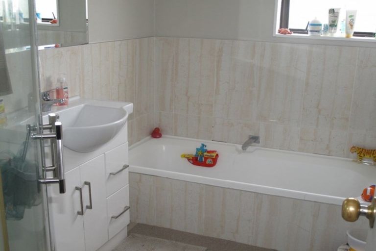 Photo of property in 2/11 Etherton Drive, Weymouth, Auckland, 2103