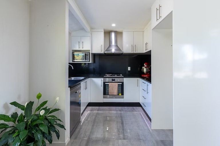 Photo of property in 1/13 Martin Place, Kelston, Auckland, 0602