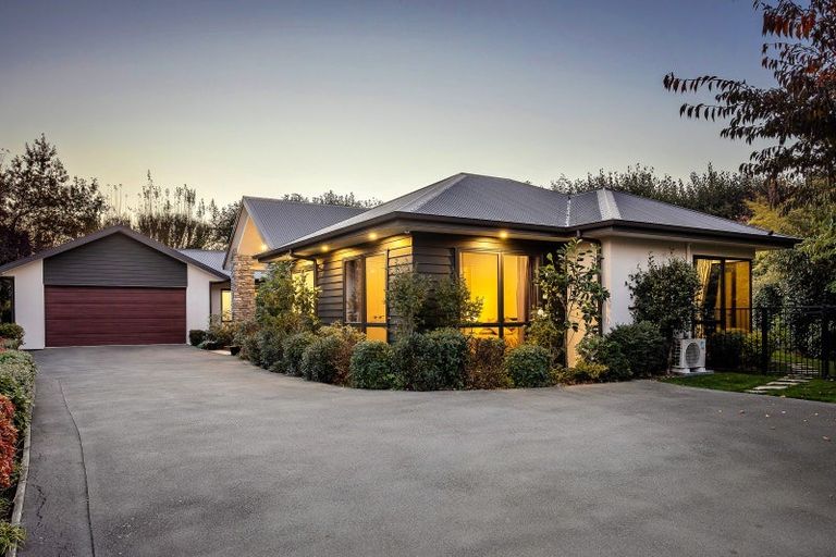 Photo of property in 10 Glen Bridge Lane, Harewood, Christchurch, 8051