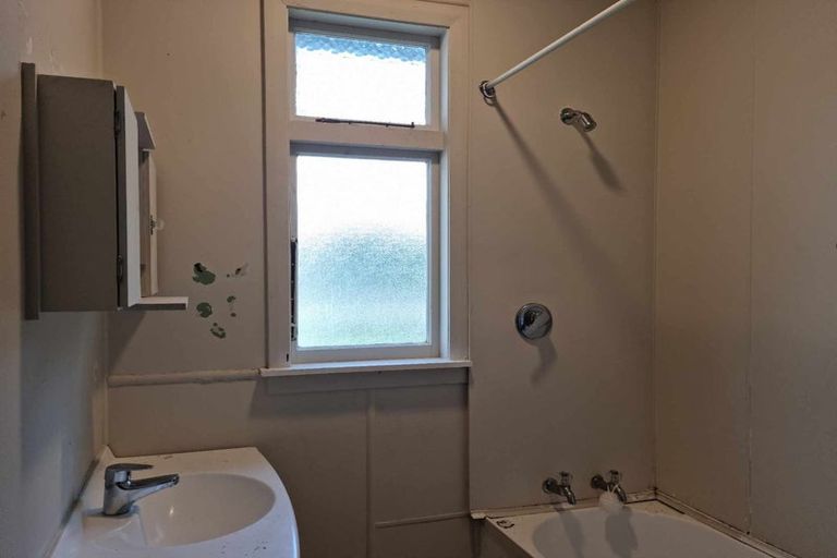 Photo of property in 99 Omata Road, Marfell, New Plymouth, 4310