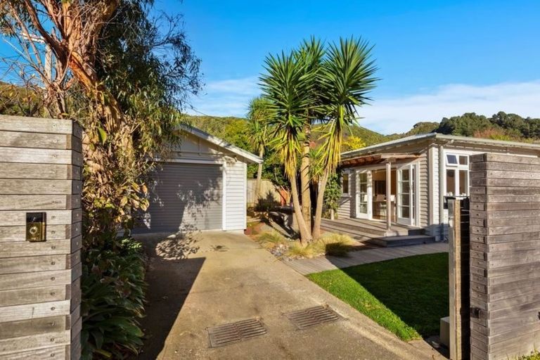 Photo of property in 39 Pukatea Street, Eastbourne, Lower Hutt, 5013