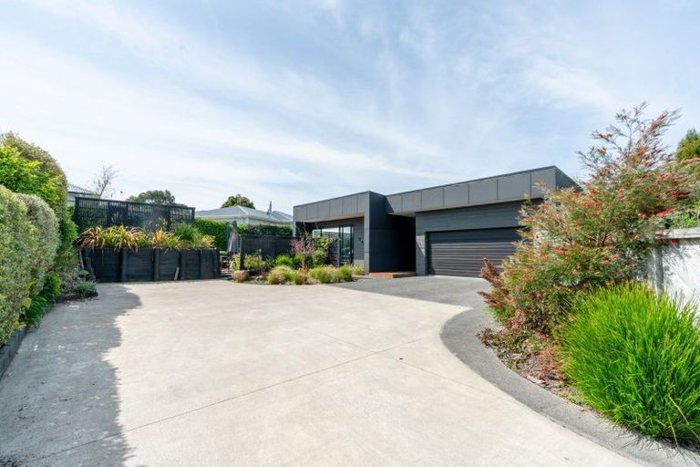 Photo of property in 6 Pukatea Close, Raumati Beach, Paraparaumu, 5032