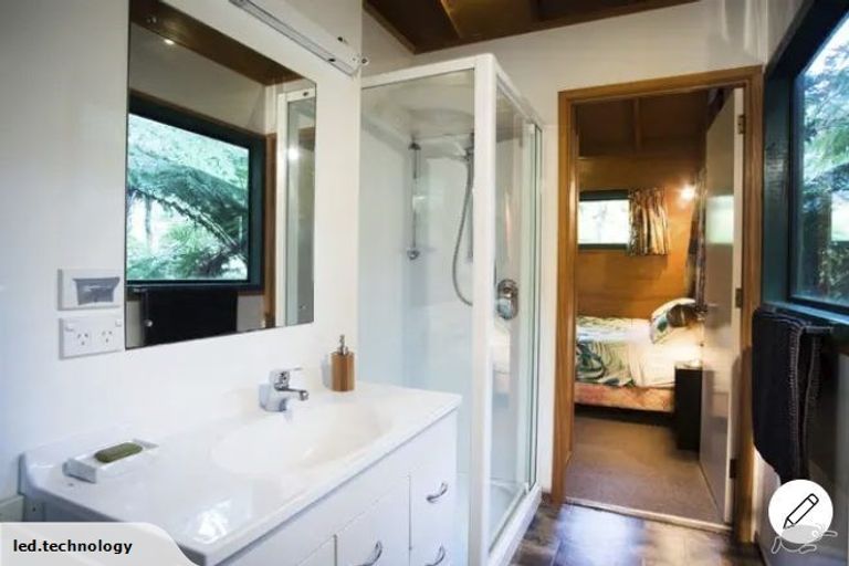 Photo of property in 426 Scenic Drive, Waiatarua, Auckland, 0612