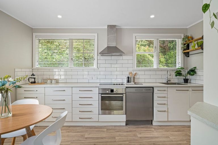 Photo of property in 21 Dorset Grove, Cannons Creek, Porirua, 5024