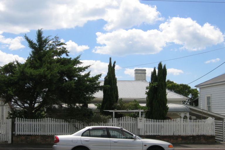 Photo of property in 102 Calliope Road, Stanley Point, Auckland, 0624