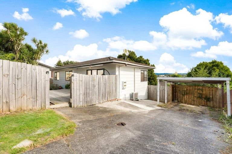 Photo of property in 2/12 Benchmark Drive, Massey, Auckland, 0614