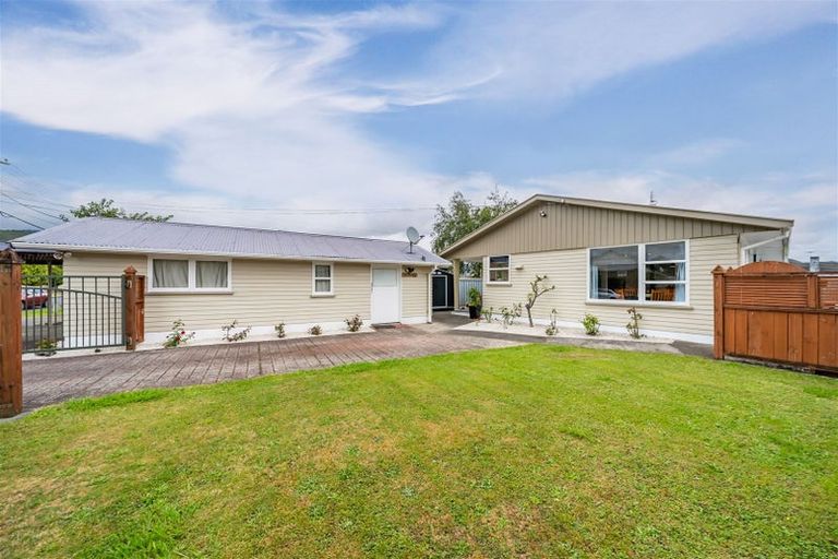Photo of property in 53 Kashmir Avenue, Clouston Park, Upper Hutt, 5018