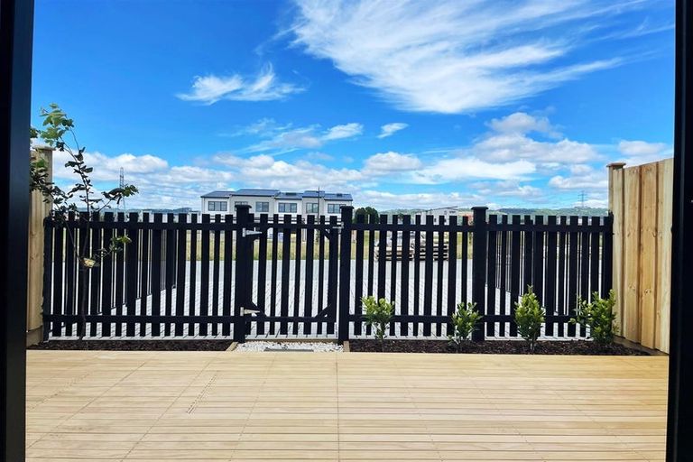 Photo of property in 6 Harikoa Way, Karaka, 2113