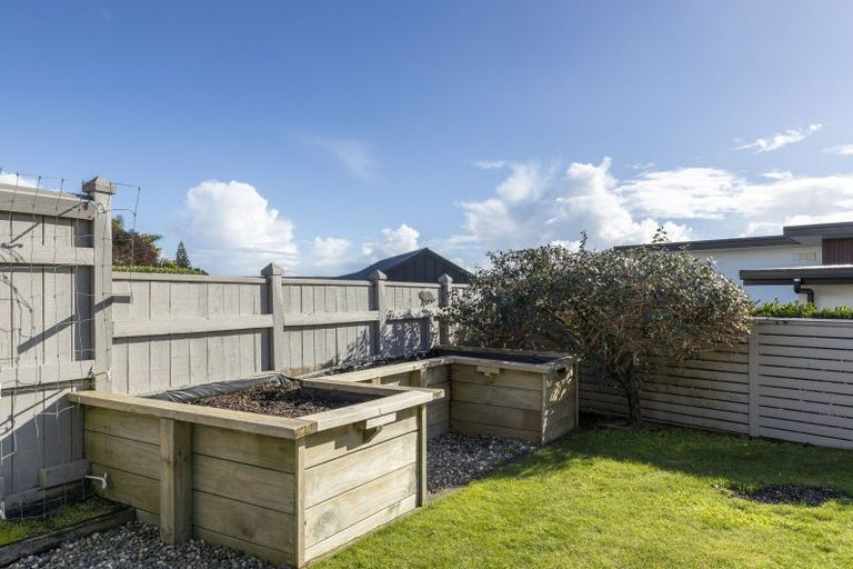 Photo of property in 5 Vardon Way, Waiwhakaiho, New Plymouth, 4312