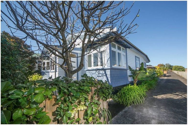 Photo of property in 1/52 Seabrook Avenue, New Lynn, Auckland, 0600