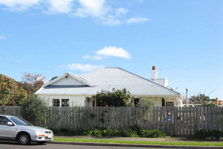 Photo of property in 1 Neve Place, Strandon, New Plymouth, 4312