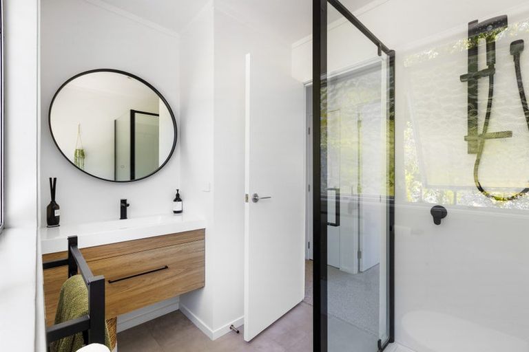 Photo of property in 18 William Hadlow Place, Hatfields Beach, Orewa, 0931