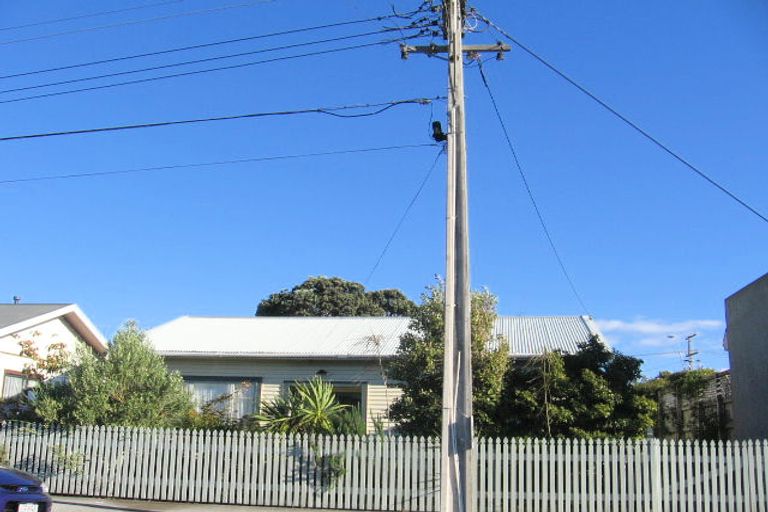 Photo of property in 2 Roxburgh Grove, Petone, Lower Hutt, 5012