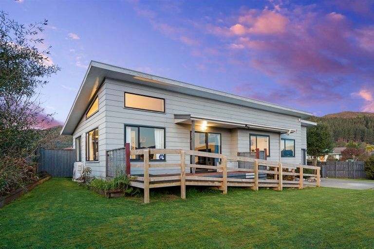 Photo of property in 35 Grimsby Grove, Wainuiomata, Lower Hutt, 5014