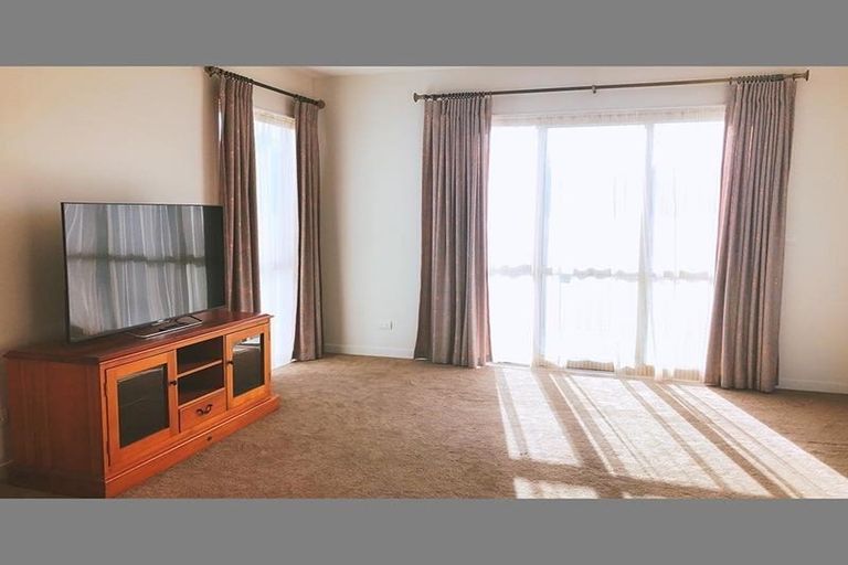 Photo of property in 6 Lancia Way, Oteha, Auckland, 0632