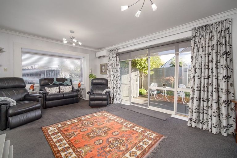 Photo of property in 2/17 Molesworth Place, Somerfield, Christchurch, 8024