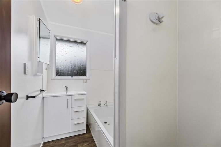 Photo of property in 16 Foyle Place, Glendene, Auckland, 0602