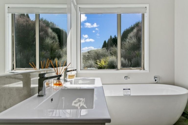 Photo of property in 32 Piro Place, Acacia Bay, Taupo, 3385