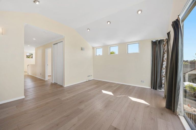 Photo of property in 10 Lupetti Rise, West Harbour, Auckland, 0618