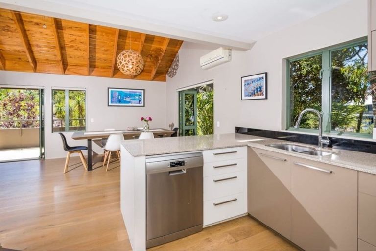 Photo of property in 6 Tree Fern Trail, Campbells Bay, Auckland, 0630