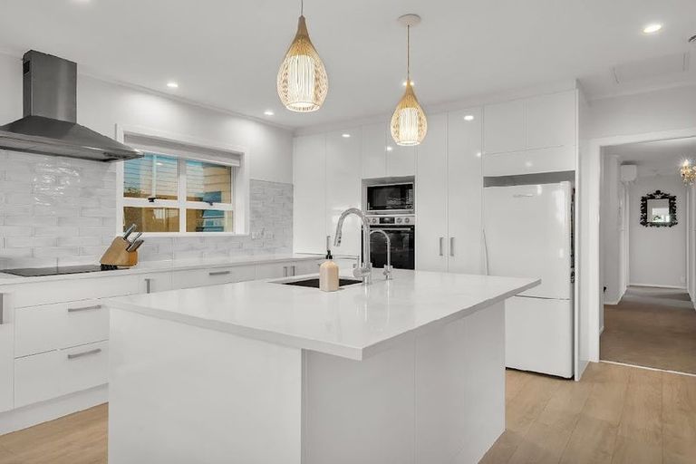 Photo of property in 105 Colwill Road, Massey, Auckland, 0614