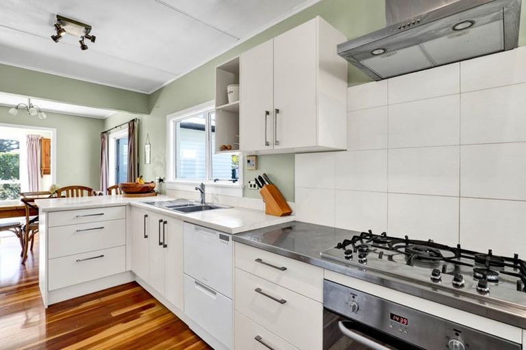 Photo of property in 40 Turakina Street, Merrilands, New Plymouth, 4312