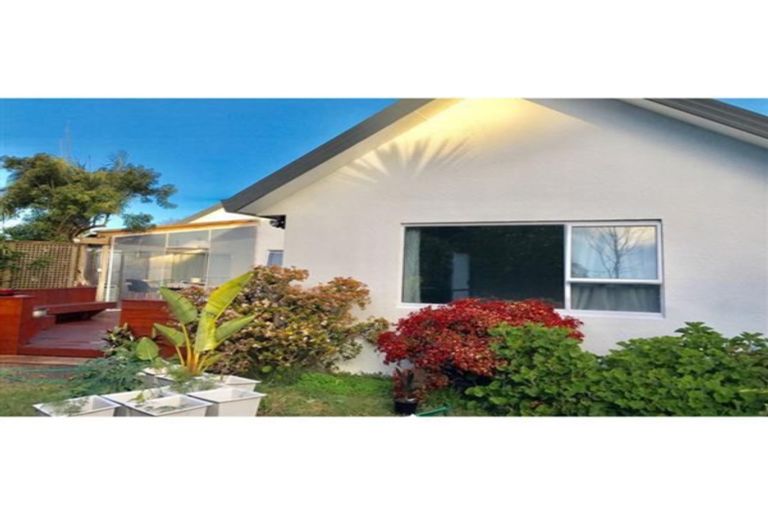 Photo of property in 10 Oakpark Place, West Harbour, Auckland, 0618