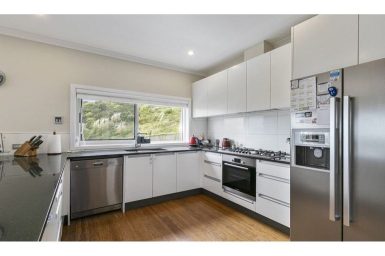 Photo of property in 15 Canary Way, Whitby, Porirua, 5024