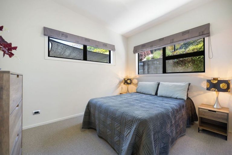 Photo of property in 70 Wynyard Crescent, Fernhill, Queenstown, 9300