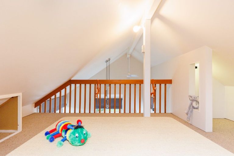 Photo of property in 25 Heathcote Place, Fitzherbert, Palmerston North, 4410