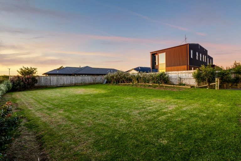 Photo of property in 20 Aderman Place, Hurworth, New Plymouth, 4310