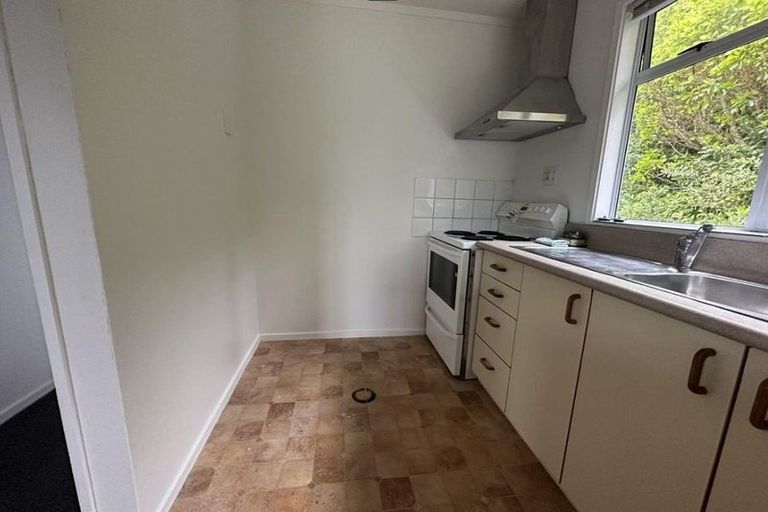 Photo of property in 31b Omega Street, Newlands, Wellington, 6037