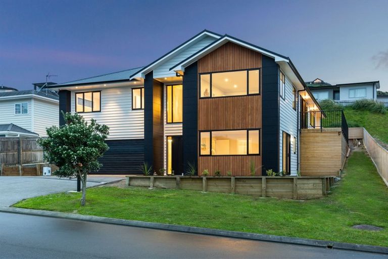 Photo of property in 8 Canary Way, Whitby, Porirua, 5024