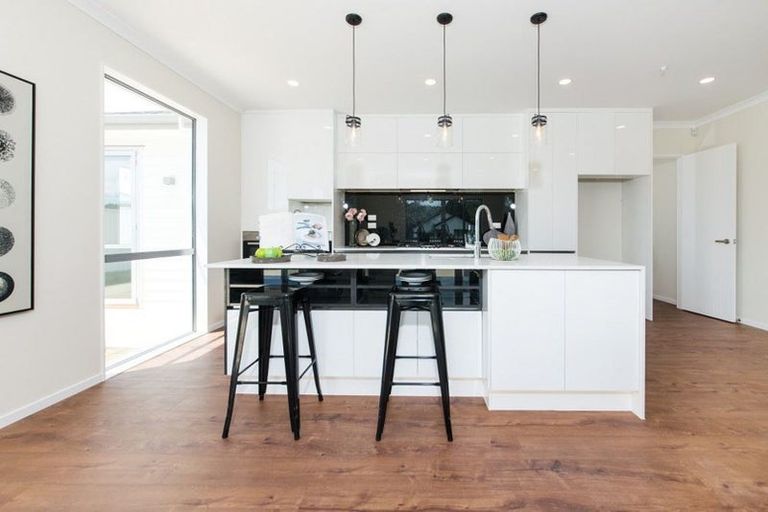 Photo of property in 1 Fred White Drive, Kumeu, 0810