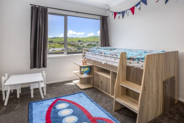 Photo of property in 9 Tongariro Drive, Aotea, Porirua, 5024