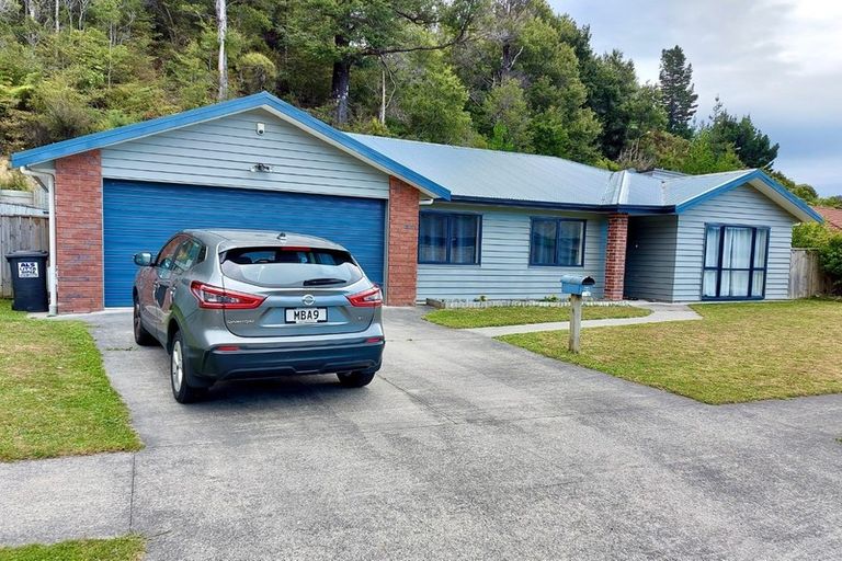 Photo of property in 20 Aragon Grove, Kingsley Heights, Upper Hutt, 5018
