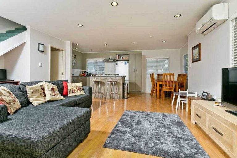 Photo of property in 2/15 Lambrown Drive, Totara Vale, Auckland, 0629