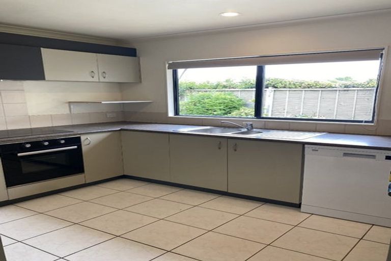 Photo of property in 40 Sunvista Avenue, Oteha, Auckland, 0632