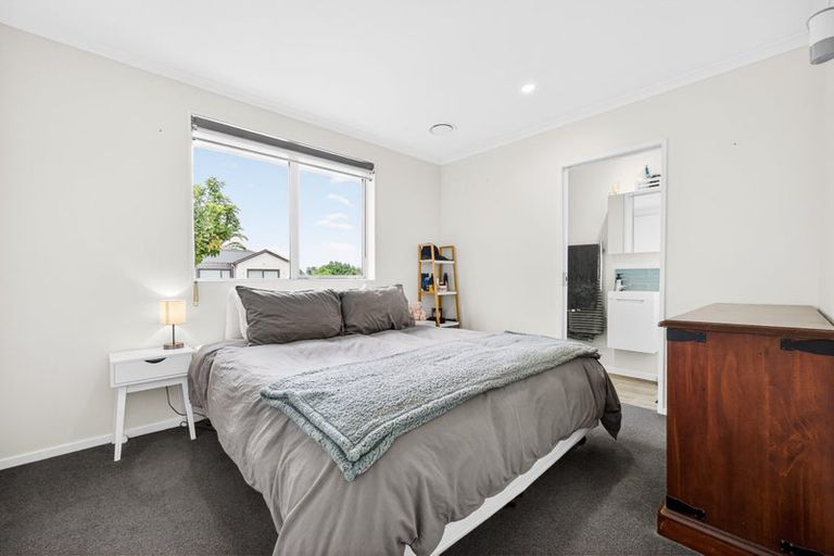 Photo of property in 6a Magdalen Place, West Harbour, Auckland, 0618