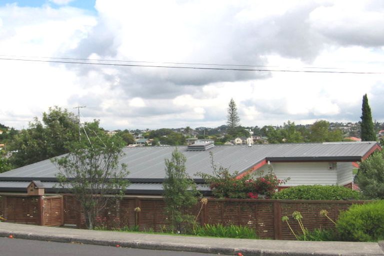 Photo of property in 1/39 Browns Bay Road, Browns Bay, Auckland, 0630