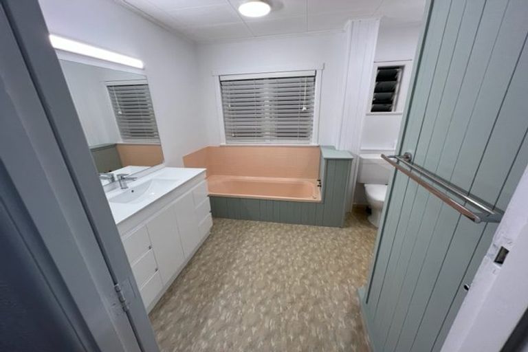 Photo of property in 30 Eastglen Road, Glen Eden, Auckland, 0602