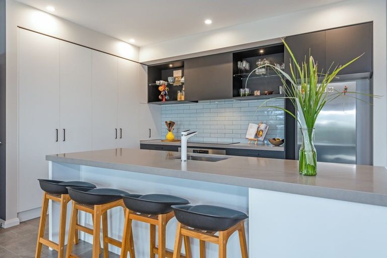 Photo of property in 8 Mediterranean Grove, Fitzherbert, Palmerston North, 4410