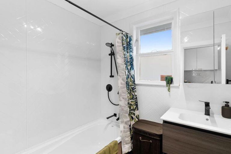 Photo of property in 2 Quinn Road, Levin, 5510