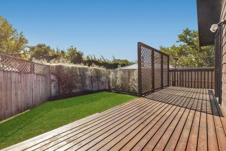 Photo of property in 2/11 Firle Place, Green Bay, Auckland, 0604