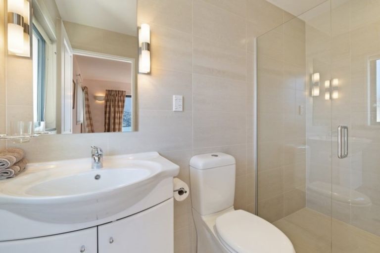 Photo of property in 5 Milward Place, Kelvin Heights, Queenstown, 9300