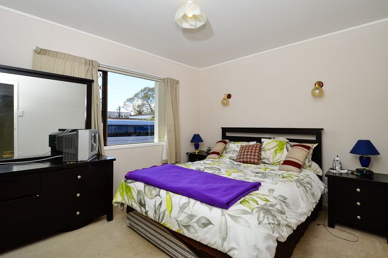 Photo of property in 1/27 Matuhi Rise, Henderson, Auckland, 0612