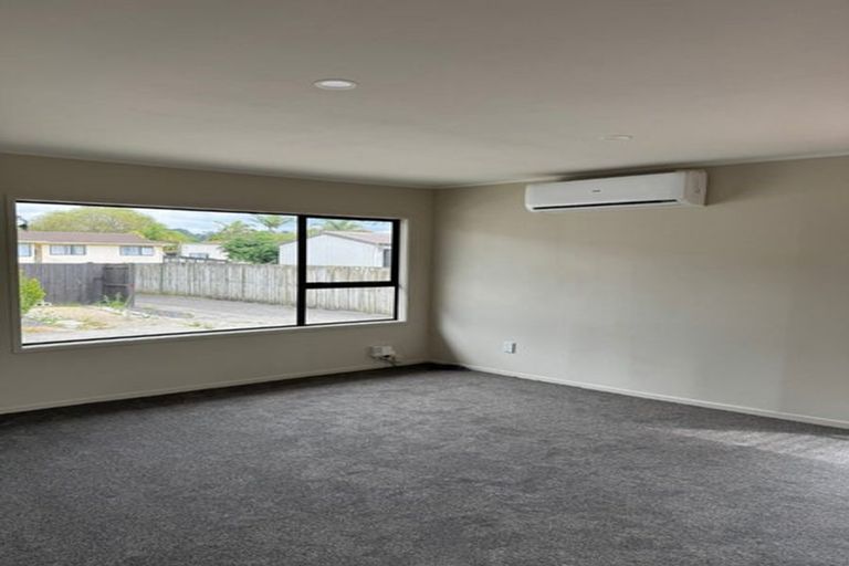 Photo of property in 2/16 Edwin Freeman Place, Ranui, Auckland, 0612