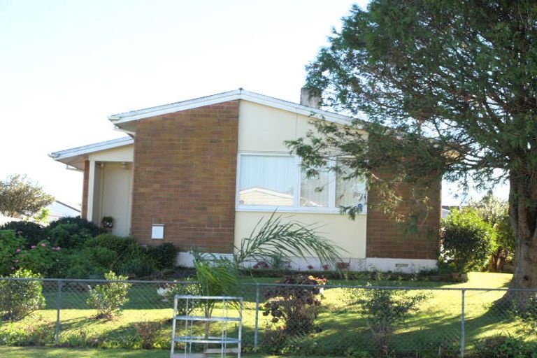 Photo of property in 28 Courtenay Crescent, Mangere East, Auckland, 2024